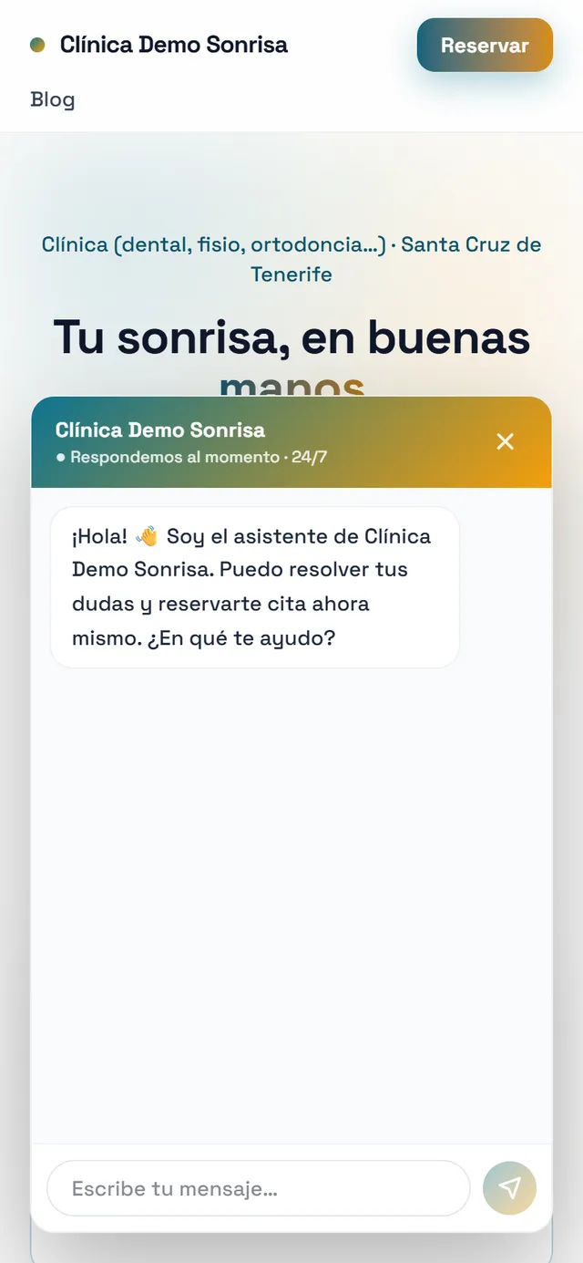 El asistente con IA respondiendo en el chat de una web